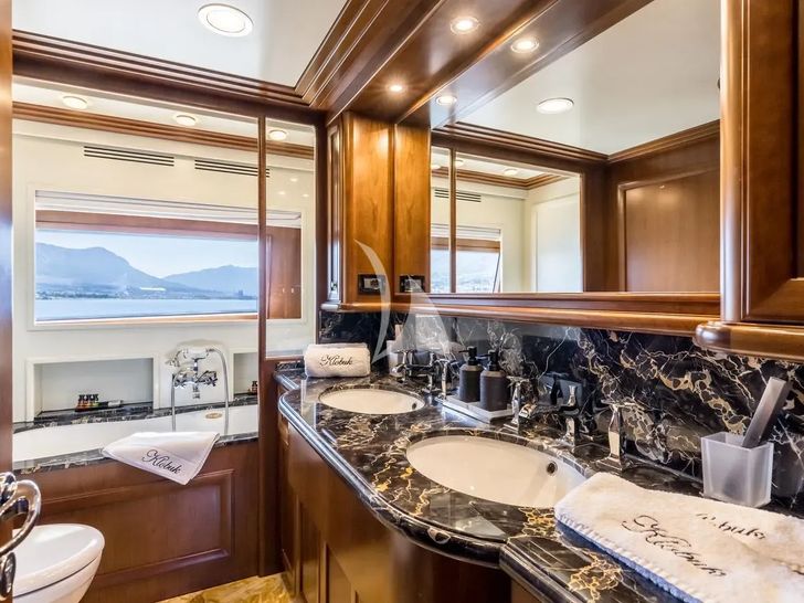 KLOBUK Ferretti Custom Line Navetta 30 - master cabin bathroom KLOBUK Ferretti Custom Line Navetta 30 - master cabin bathroom