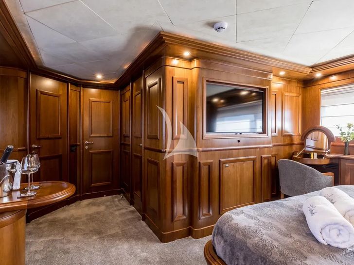 KLOBUK Ferretti Custom Line Navetta 30 - master cabin bed and TV KLOBUK Ferretti Custom Line Navetta 30 - master cabin bed and TV