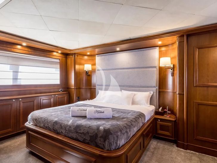 KLOBUK Ferretti Custom Line Navetta 30 - master cabin KLOBUK Ferretti Custom Line Navetta 30 - master cabin