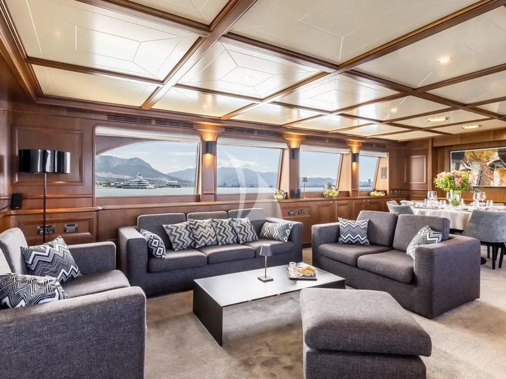 KLOBUK Ferretti Custom Line Navetta 30 - saloon seating and dining KLOBUK Ferretti Custom Line Navetta 30 - saloon seating and dining