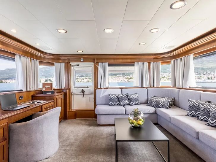 KLOBUK Ferretti Custom Line Navetta 30 - sky lounge seating and working area KLOBUK Ferretti Custom Line Navetta 30 - sky lounge seating and working area