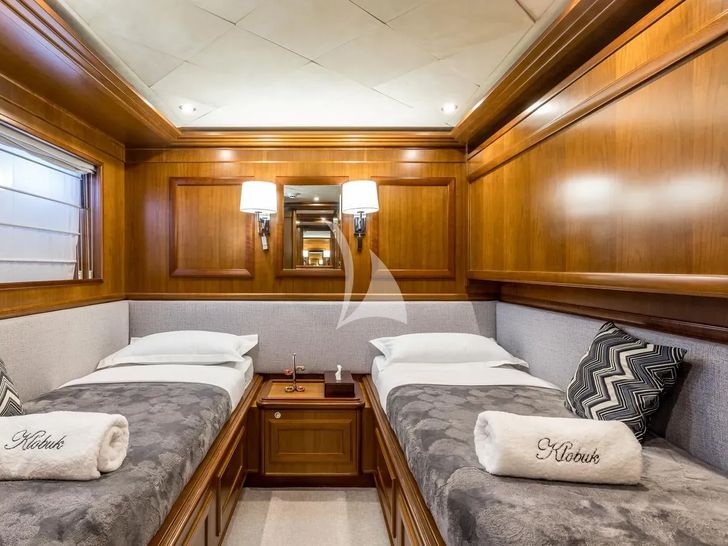 KLOBUK Ferretti Custom Line Navetta 30 - twin cabin KLOBUK Ferretti Custom Line Navetta 30 - twin cabin