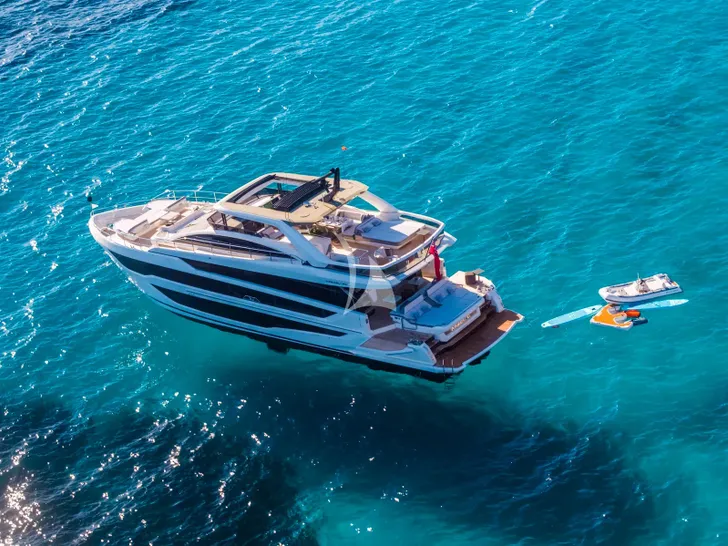 KNEAD IT Pearl 82 - anchored with the water toys KNEAD IT Pearl 82 - anchored with the water toys