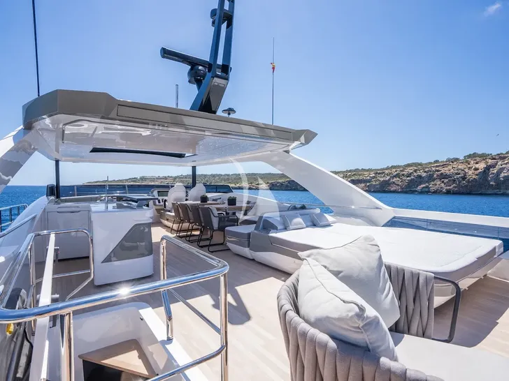 KNEAD IT Pearl 82 - flybridge KNEAD IT Pearl 82 - flybridge