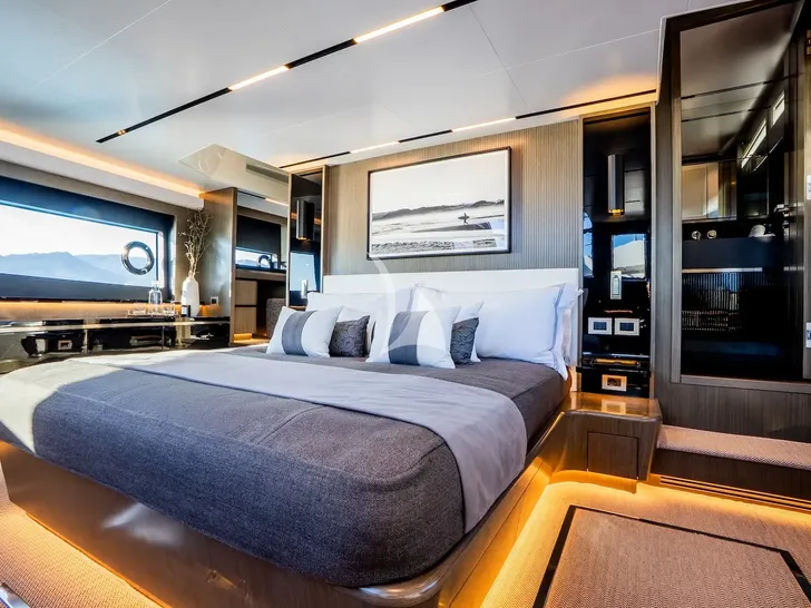 KNEAD IT Pearl 82 - master cabin KNEAD IT Pearl 82 - master cabin