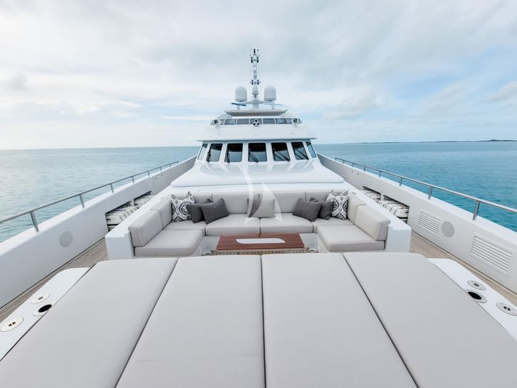 KNIGHT Heesen 5000 Alu foredeck lounge and bronzing area