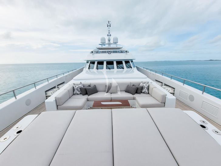 KNIGHT Heesen 5000 Alu - foredeck lounge and bronzing area KNIGHT Heesen 5000 Alu - foredeck lounge and bronzing area