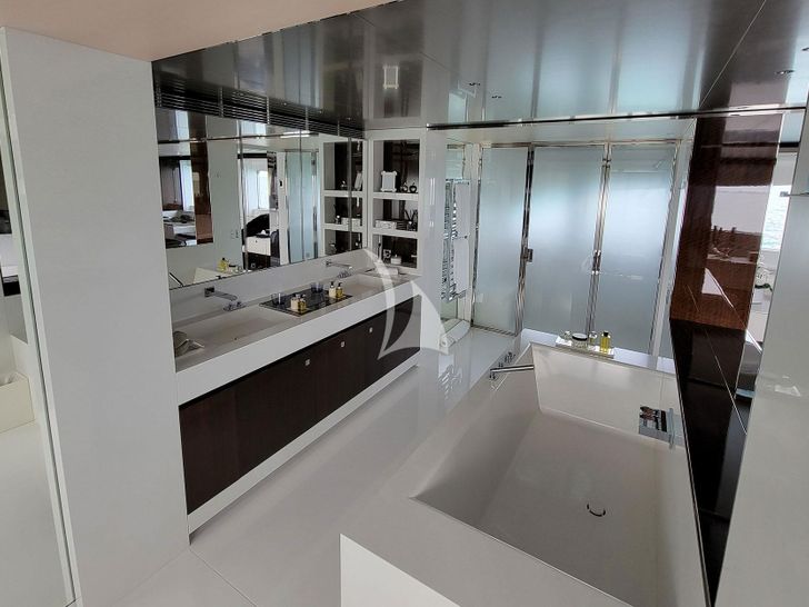 KNIGHT Heesen 5000 Alu - master cabin bathroom KNIGHT Heesen 5000 Alu - master cabin bathroom