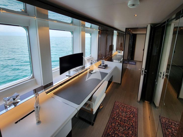 KNIGHT Heesen 5000 Alu - master cabin work area KNIGHT Heesen 5000 Alu - master cabin work area
