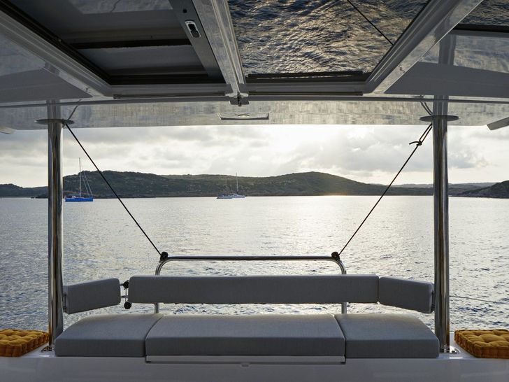 KNOWKER#1 Bali 4.4 - flybridge seating KNOWKER#1 Bali 4.4 - flybridge seating