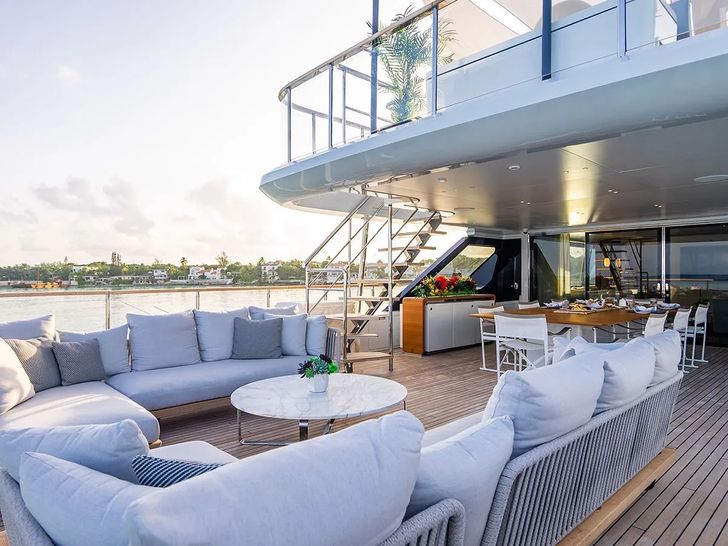 KOJU Benetti Motopanfilo 37m - sky deck alfresco lounge KOJU Benetti Motopanfilo 37m - sky deck alfresco lounge