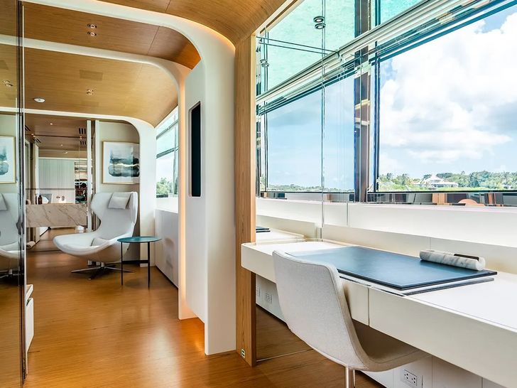 KOJU Benetti Motopanfilo 37m - master cabin office KOJU Benetti Motopanfilo 37m - master cabin office