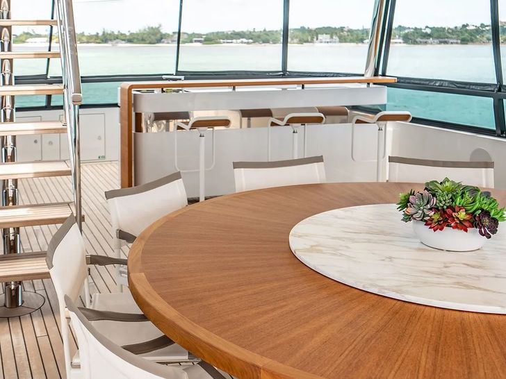 KOJU Benetti Motopanfilo 37m - sundeck dining and bar area KOJU Benetti Motopanfilo 37m - sundeck dining and bar area