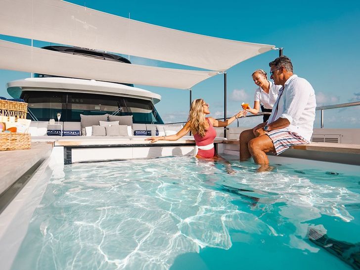 KOJU Benetti Motopanfilo 37m - foredeck lounge and jacuzzi KOJU Benetti Motopanfilo 37m - foredeck lounge and jacuzzi