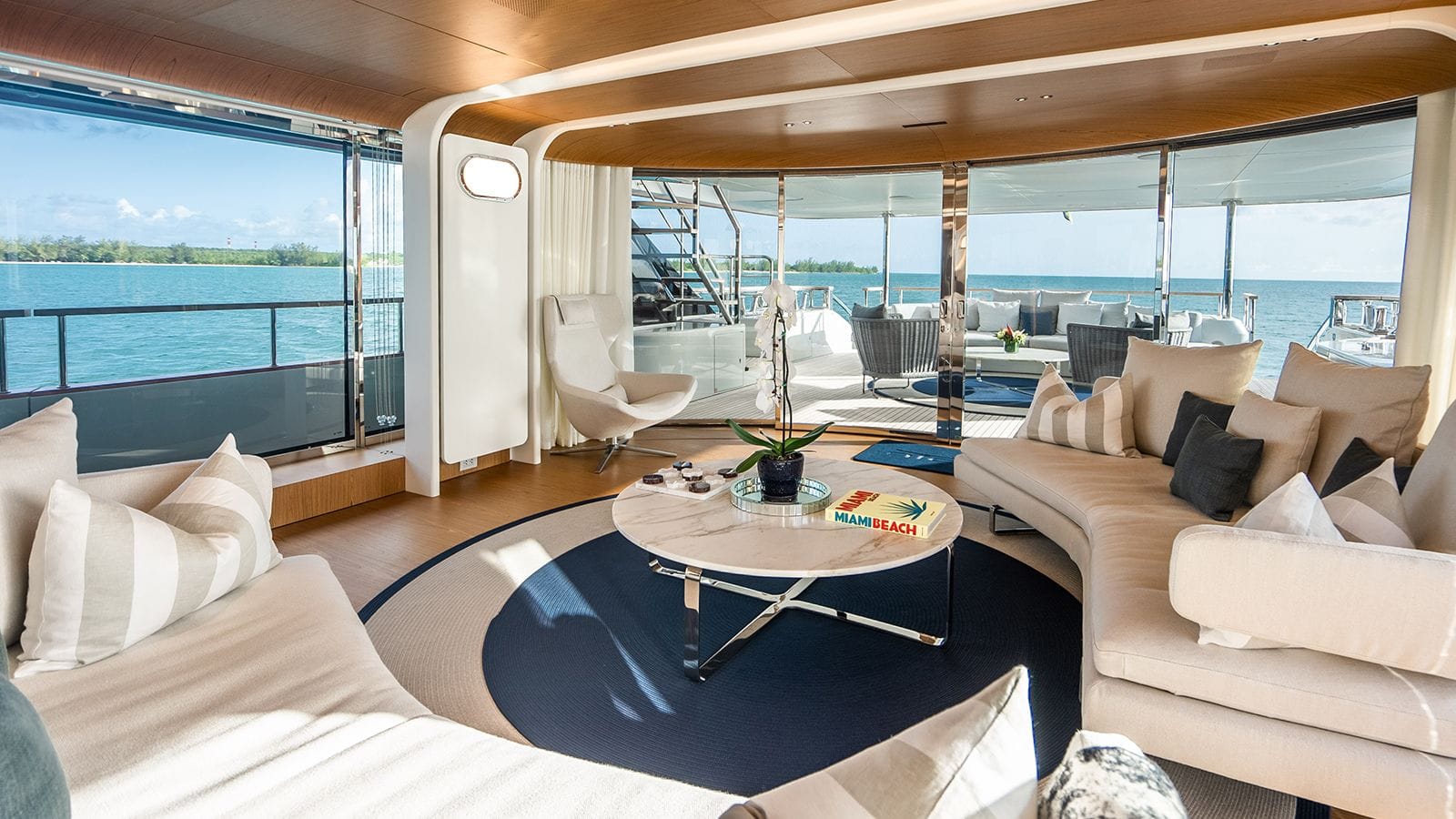 KOJU Benetti Motopanfilo 37m - main saloon lounge