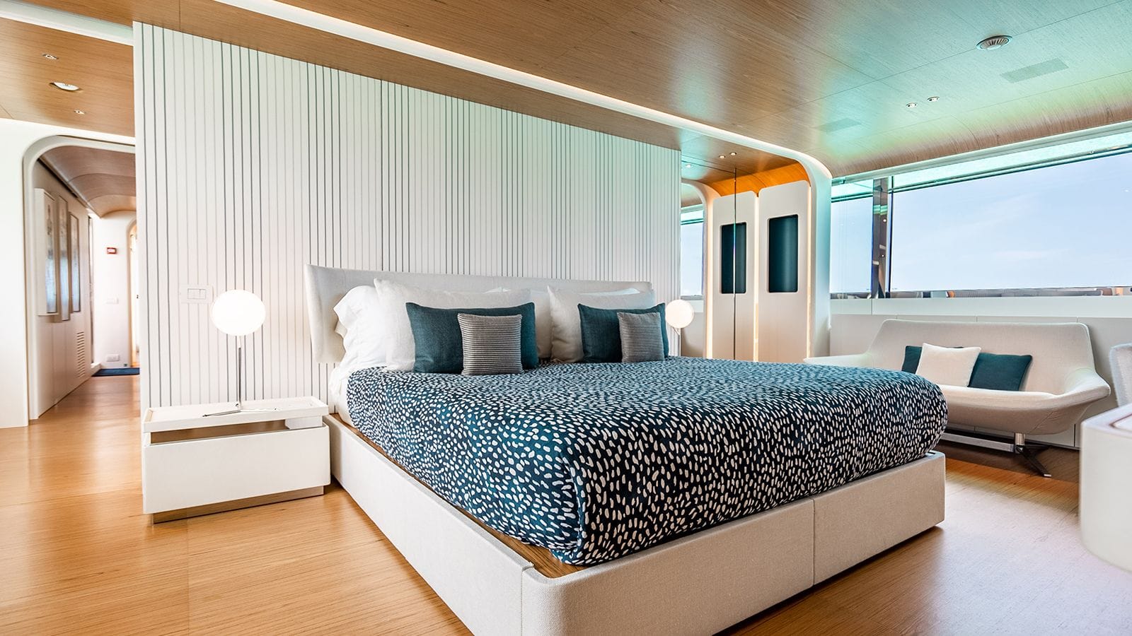 KOJU Benetti Motopanfilo 37m - master cabin bed