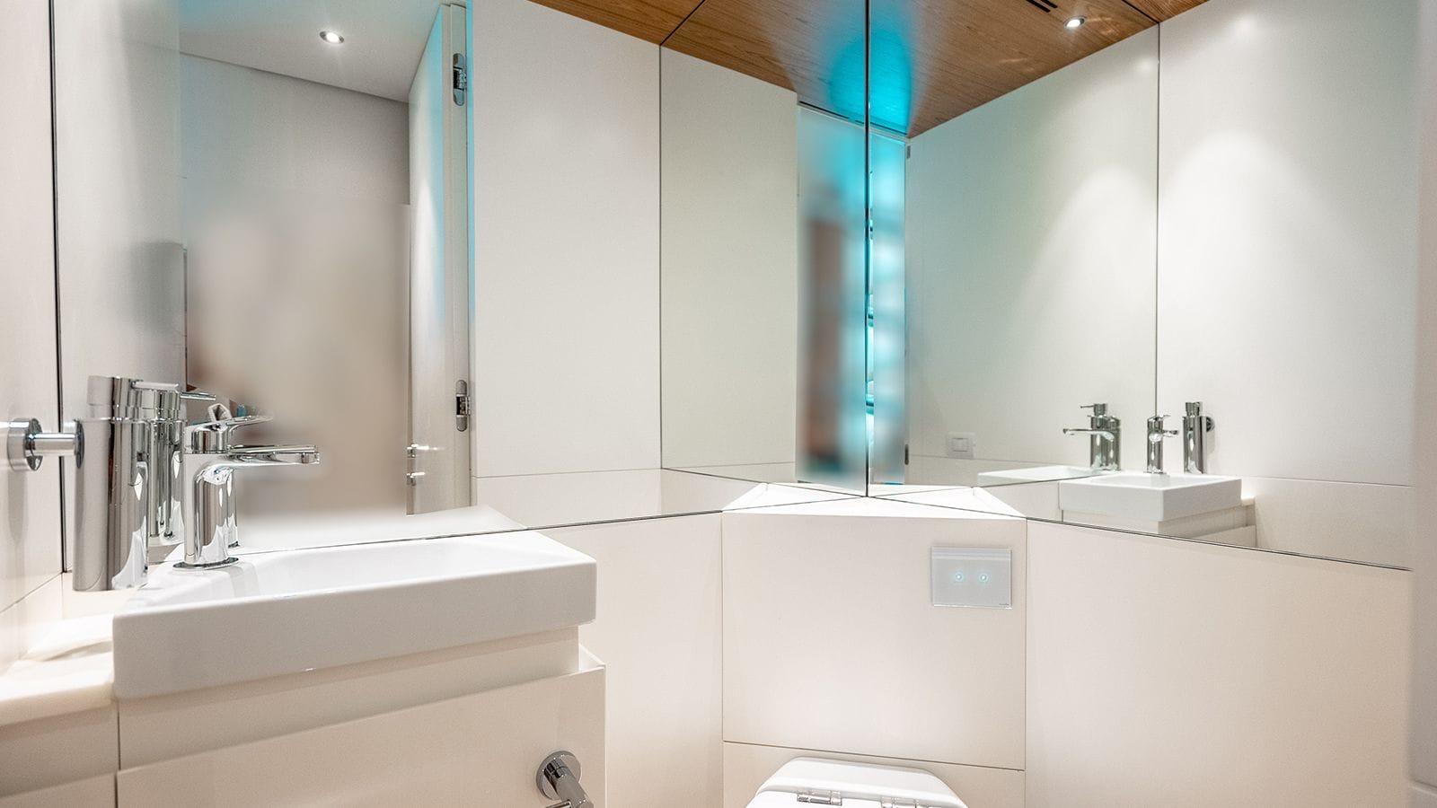 KOJU Benetti Motopanfilo 37m - master cabin vanity