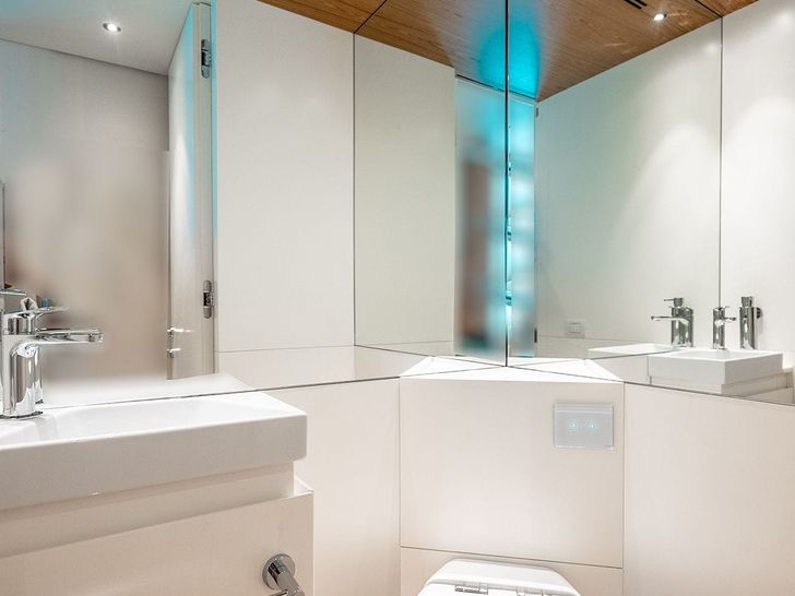 KOJU Benetti Motopanfilo 37m - master cabin vanity KOJU Benetti Motopanfilo 37m - master cabin vanity