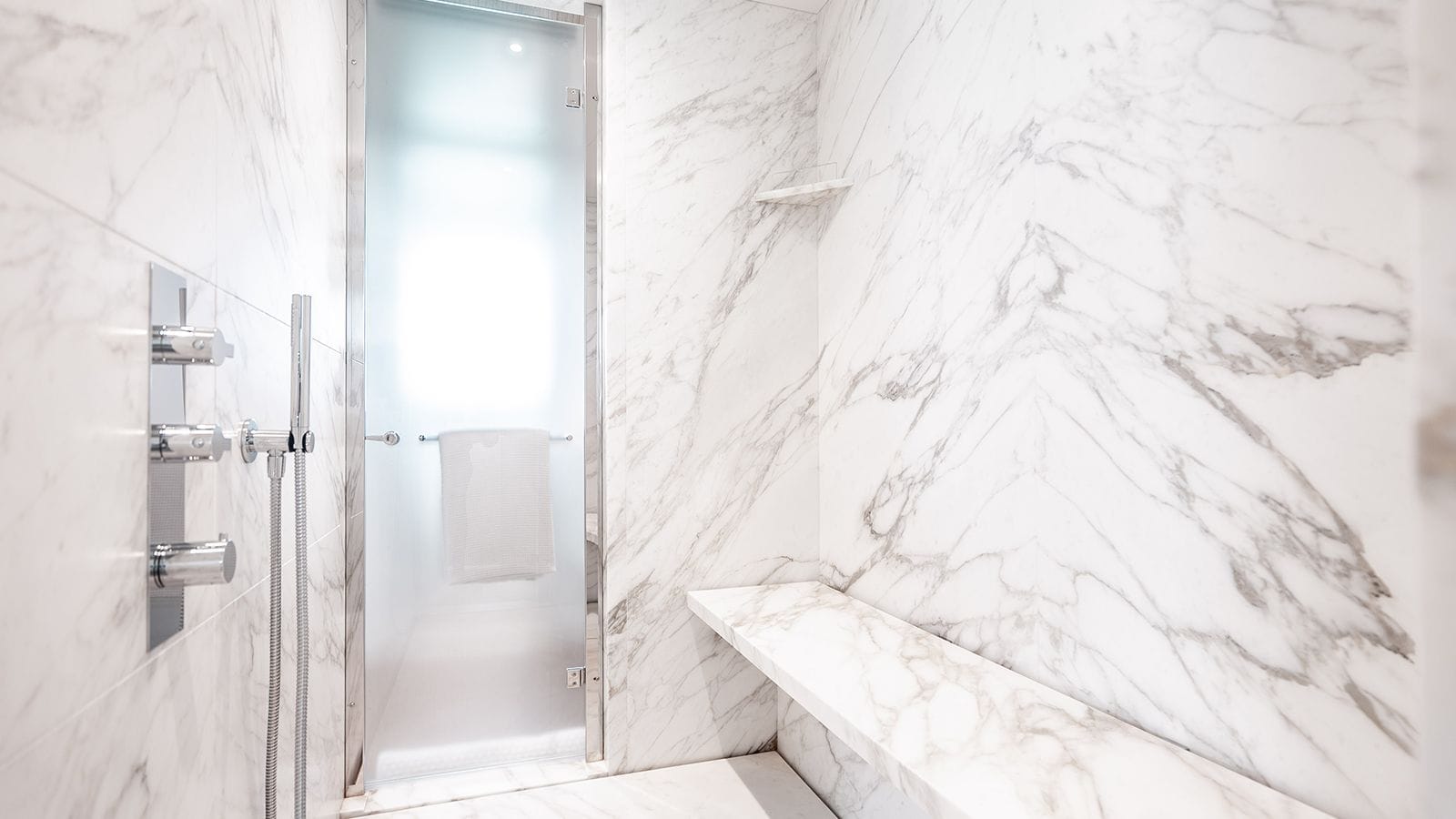 KOJU Benetti Motopanfilo 37m - master cabin shower