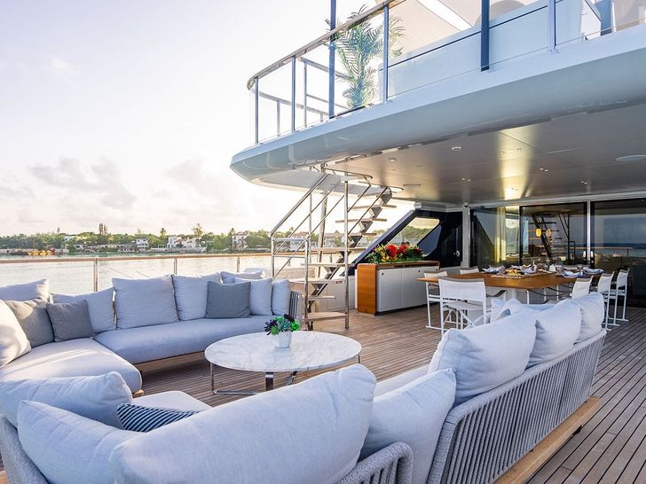KOJU Benetti Motopanfilo 37m - sky deck aft lounge and dining area KOJU Benetti Motopanfilo 37m - sky deck aft lounge and dining area