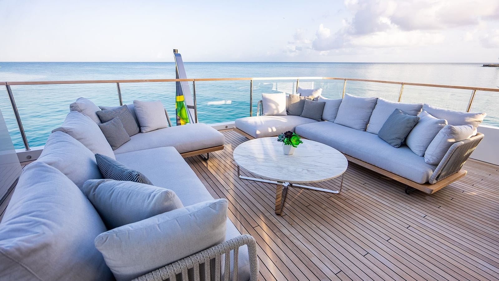 KOJU Benetti Motopanfilo 37m - sky deck aft lounge