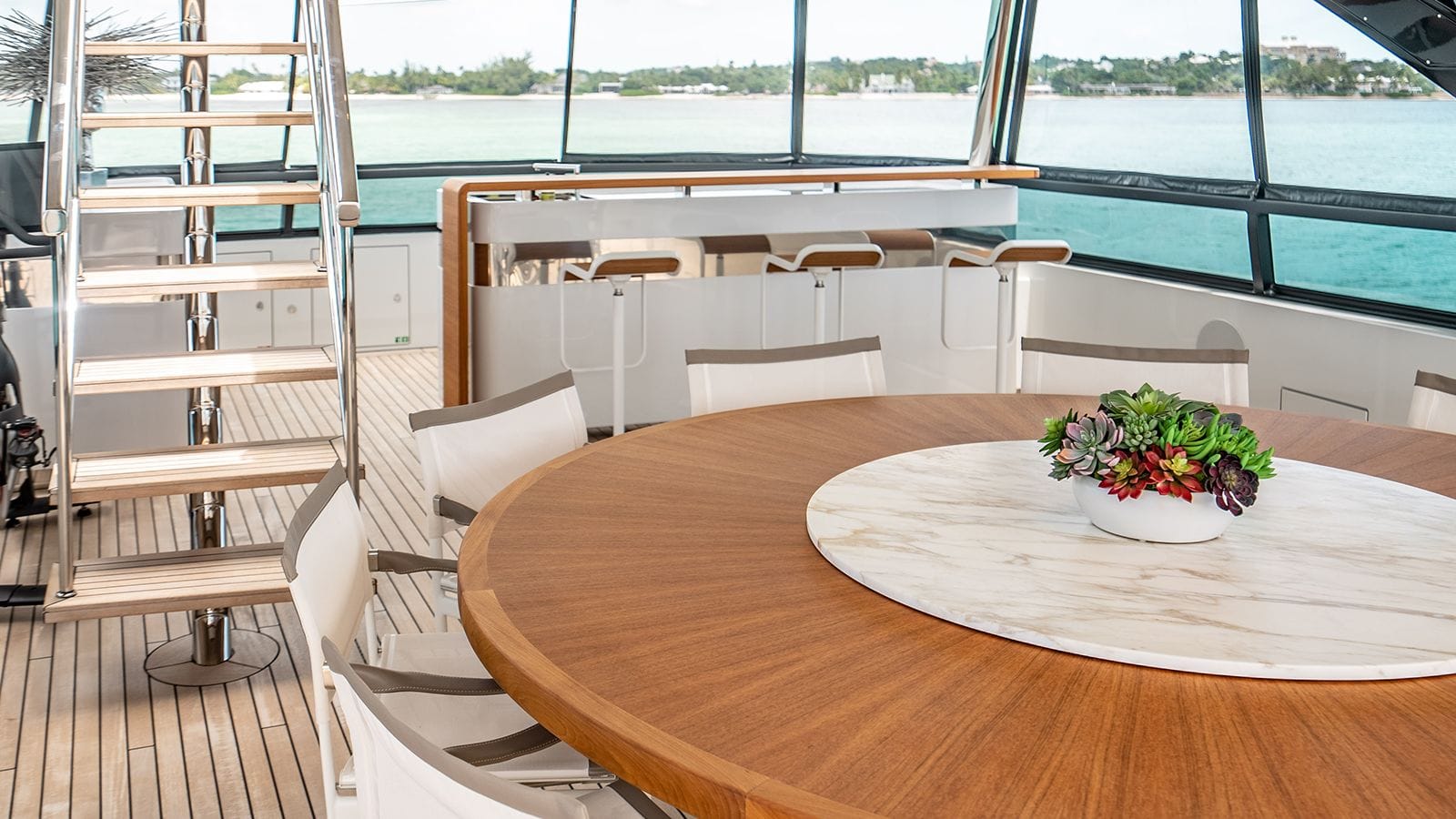 KOJU Benetti Motopanfilo 37m - sundeck dining area and lounge