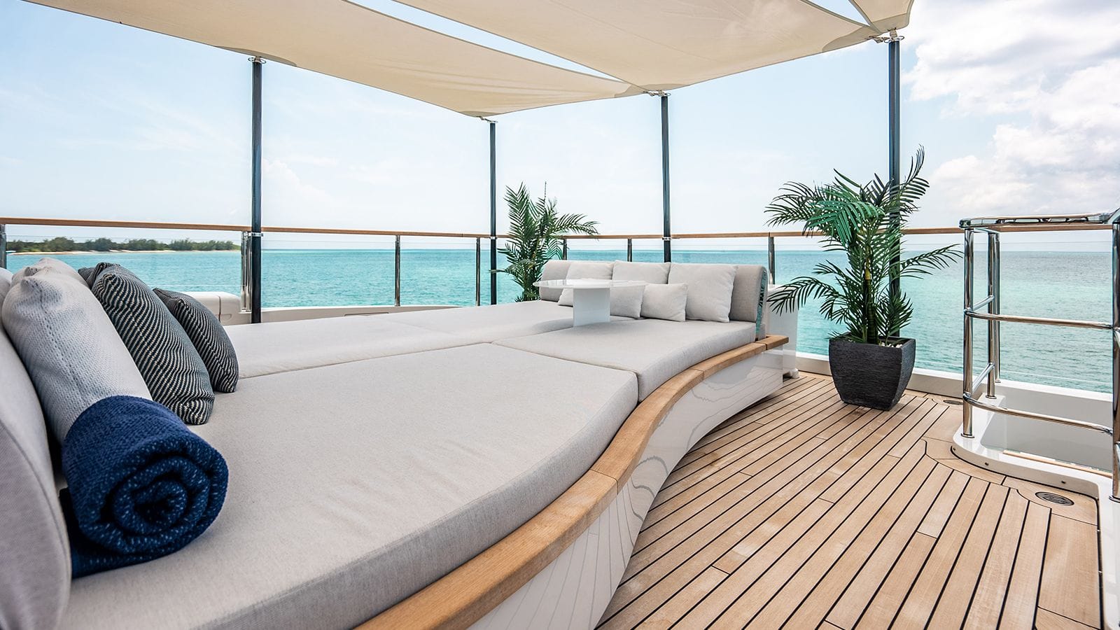 KOJU Benetti Motopanfilo 37m - sundeck sunbathing area