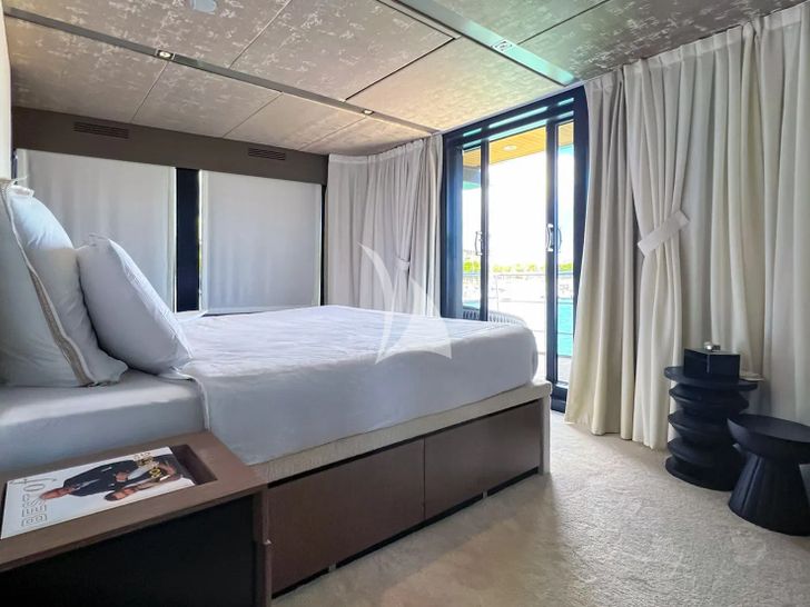 KOKONUT`S WALLY Wally 86 - master cabin bed KOKONUT`S WALLY Wally 86 - master cabin bed