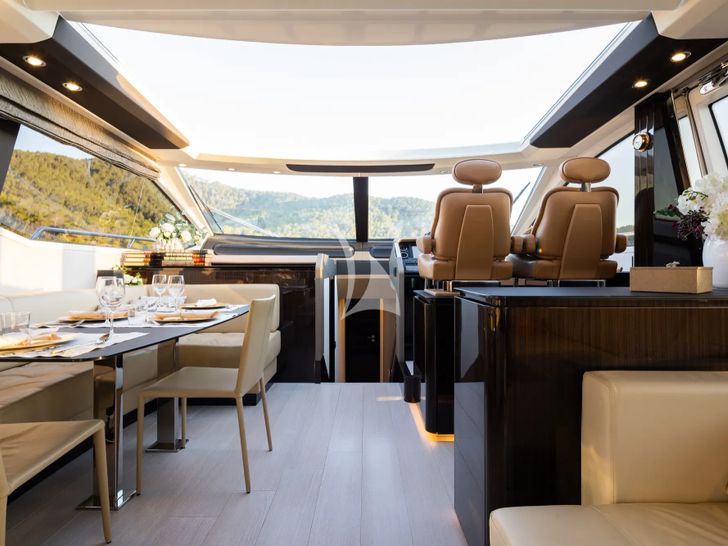 KOMODO Azimut S7 - dining area and cockpit KOMODO Azimut S7 - dining area and cockpit