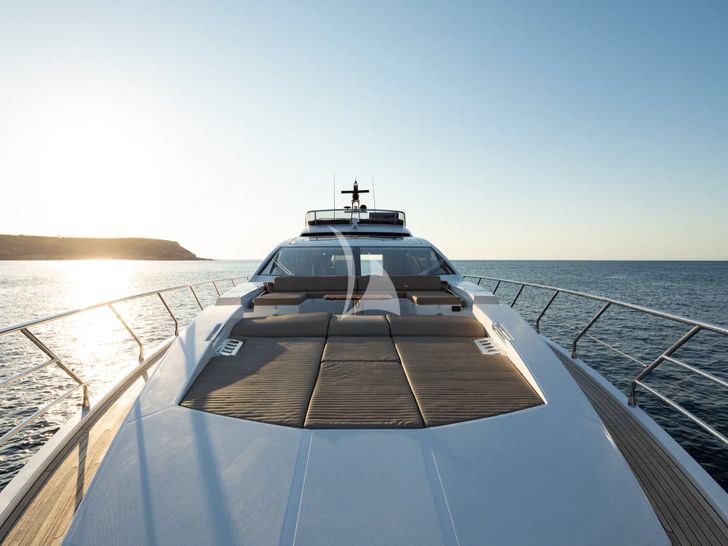 KOMODO Azimut S7 - foredeck lounging and bronzing area KOMODO Azimut S7 - foredeck lounging and bronzing area