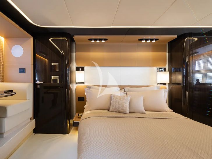 KOMODO Azimut S7 - master cabin wide view KOMODO Azimut S7 - master cabin wide view