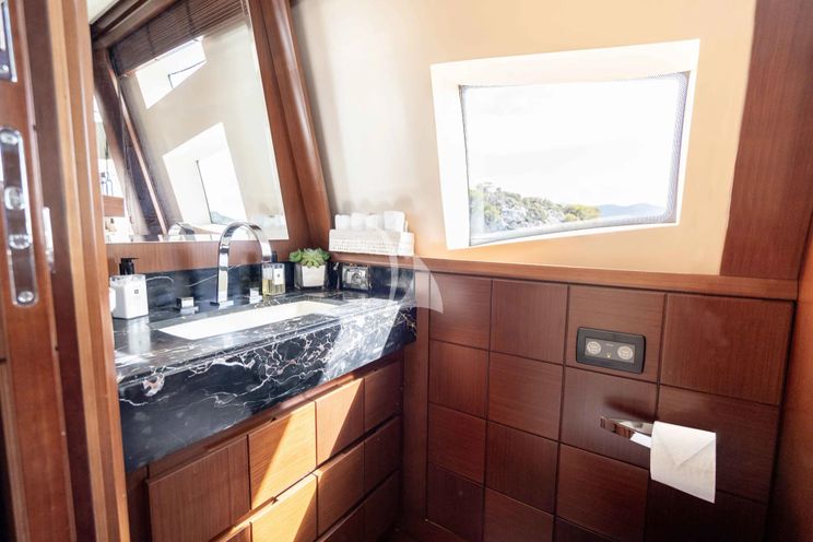 Charter Yacht KOUKLES - Azimut 30m - 4 Cabins - Athens - Hydra - Mykonos