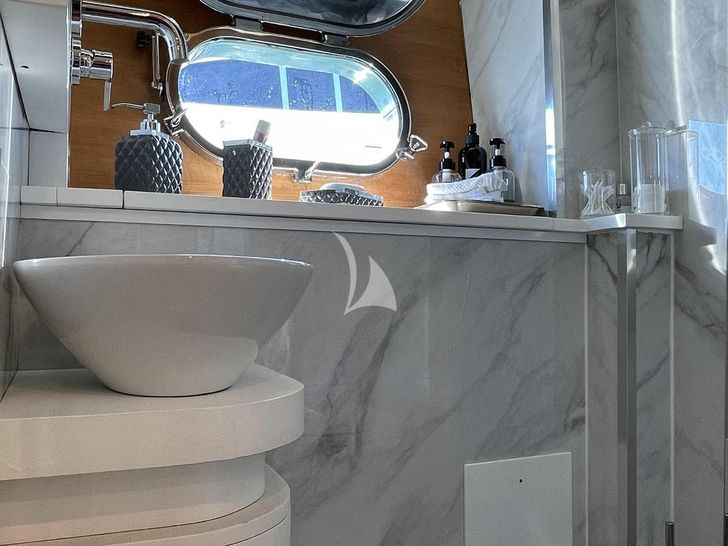 LA CHICCA 1998 Benetti 23m - VIP cabin bathroom LA CHICCA 1998 Benetti 23m - VIP cabin bathroom