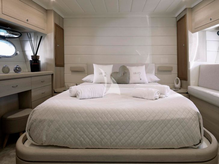 LA CHICCA 1998 Benetti 23m - VIP cabin bed LA CHICCA 1998 Benetti 23m - VIP cabin bed