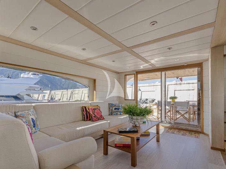 LA CHICCA 1998 Benetti 23m - main saloon LA CHICCA 1998 Benetti 23m - main saloon