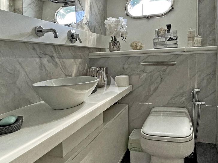 LA CHICCA 1998 Benetti 23m - master cabin bathroom LA CHICCA 1998 Benetti 23m - master cabin bathroom