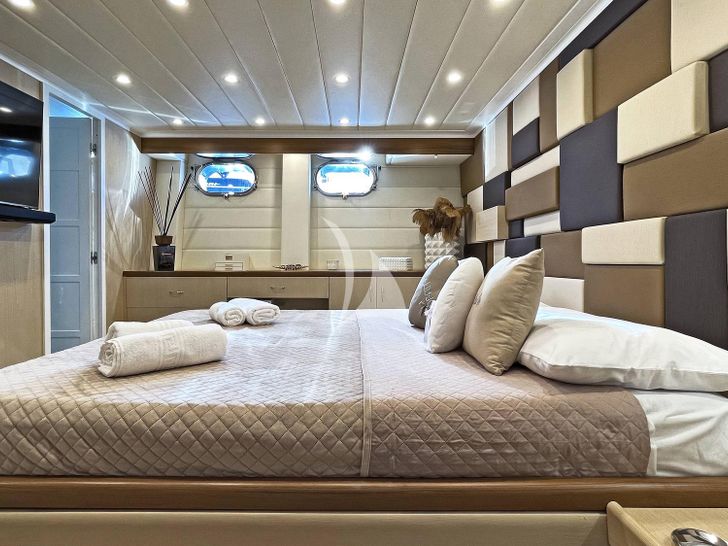 LA CHICCA 1998 Benetti 23m - master cabin bed LA CHICCA 1998 Benetti 23m - master cabin bed