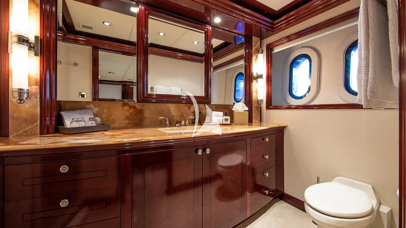 DIRT POOR Trinity 161 - VIP cabin 1 bathroom