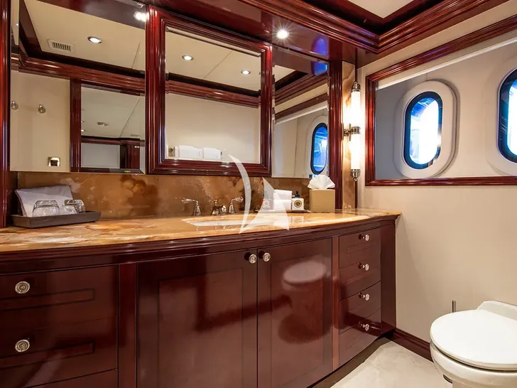 DIRT POOR Trinity 161 - VIP cabin 1 bathroom DIRT POOR Trinity 161 - VIP cabin 1 bathroom