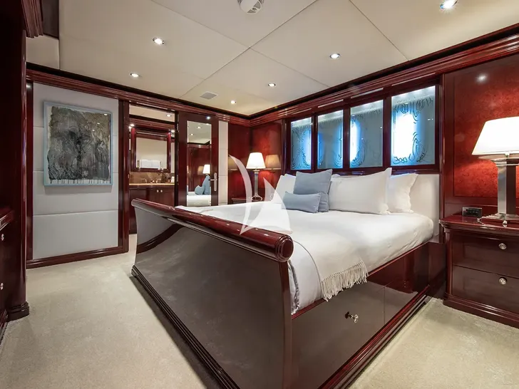 DIRT POOR Trinity 161 - VIP cabin 1 DIRT POOR Trinity 161 - VIP cabin 1