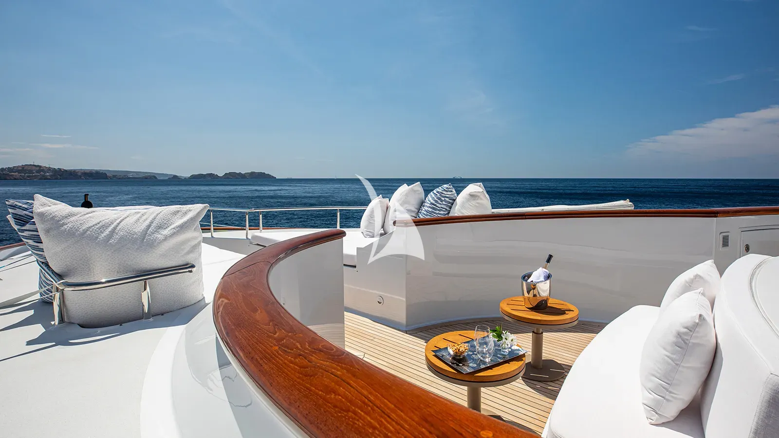 DIRT POOR Trinity 161 - sundeck forward lounge