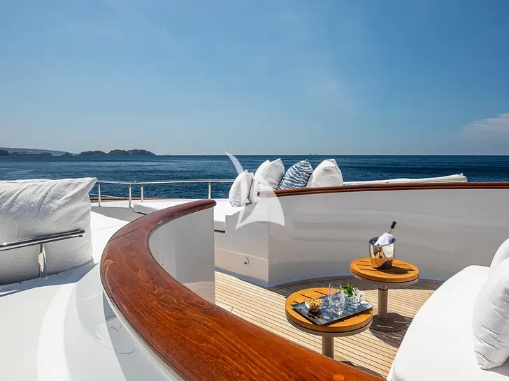 DIRT POOR Trinity 161 - sundeck forward lounge DIRT POOR Trinity 161 - sundeck forward lounge