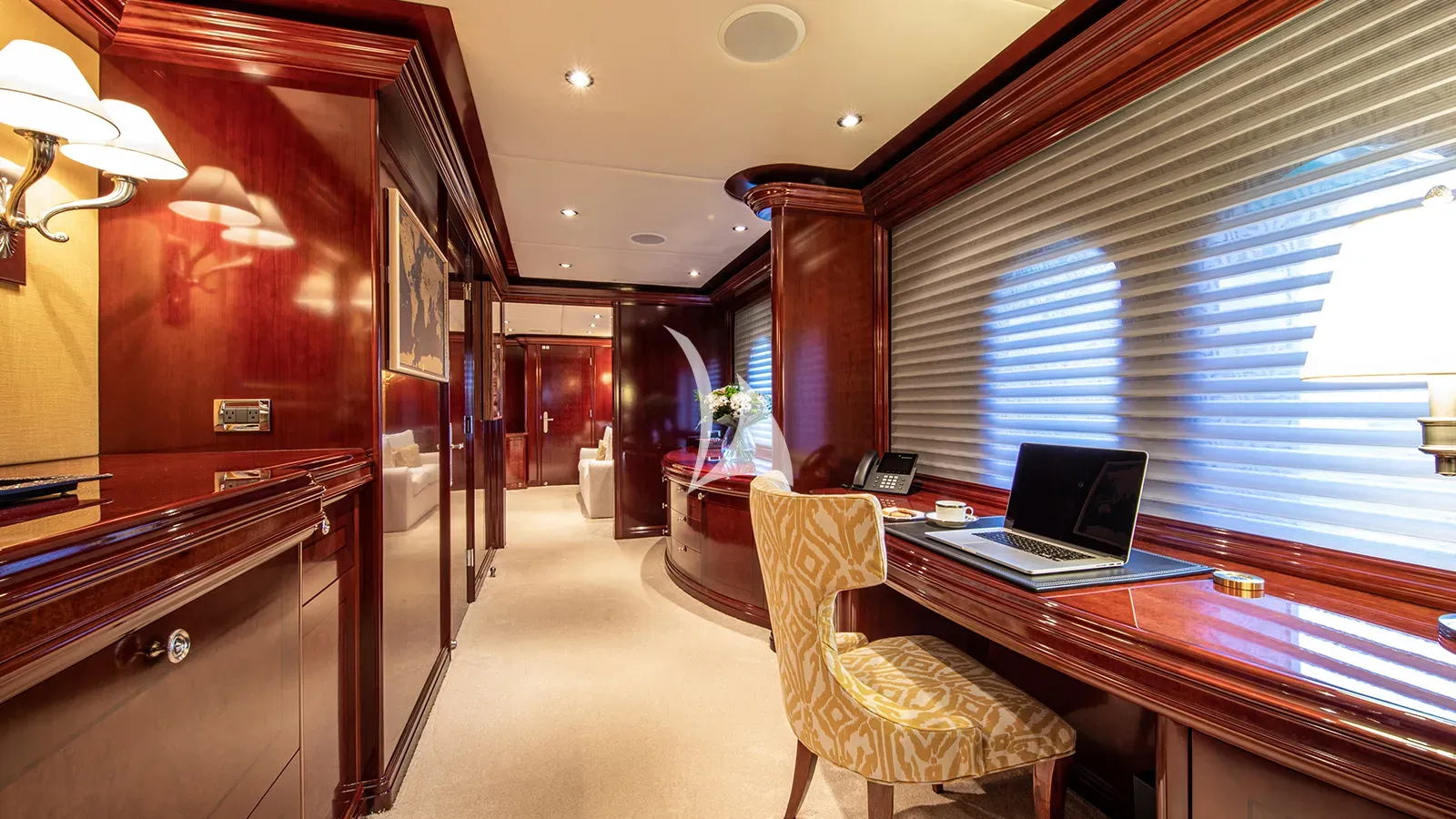 DIRT POOR Trinity 161 - master cabin office