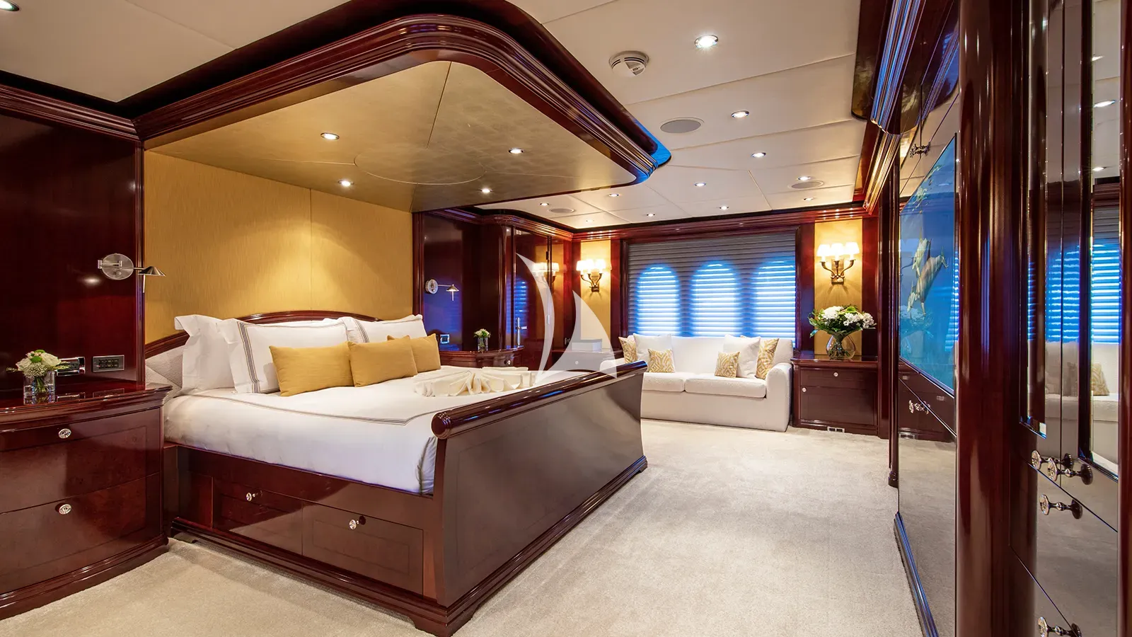 DIRT POOR Trinity 161 - master cabin