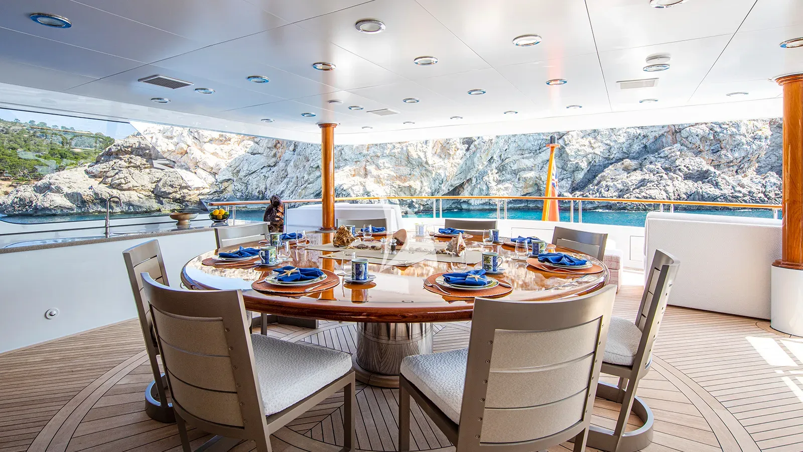 DIRT POOR Trinity 161 - sundeck alfresco dining area