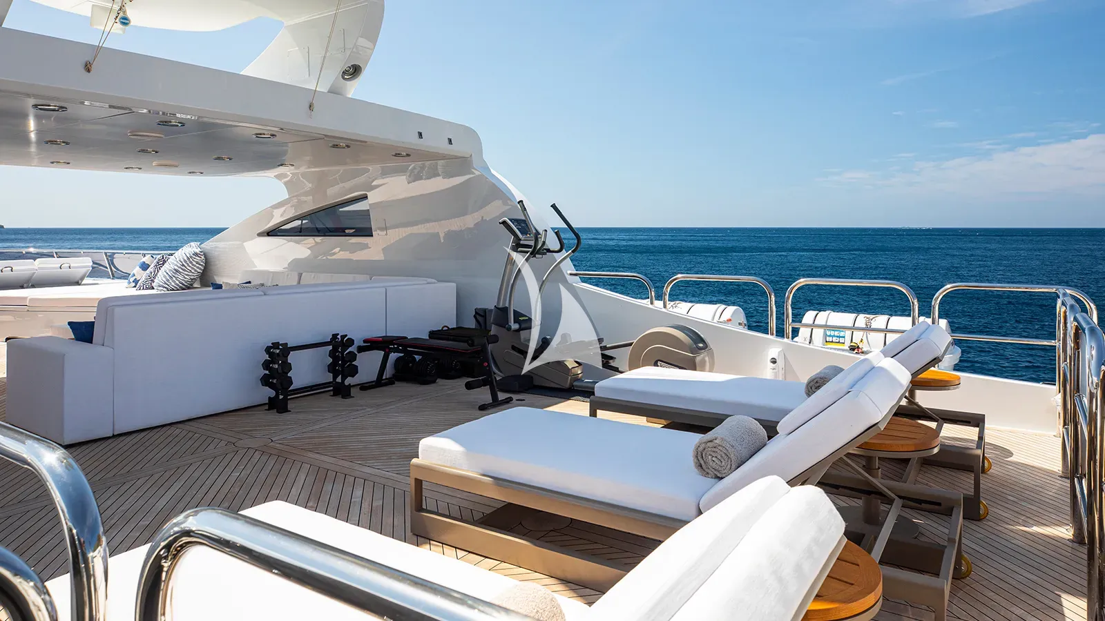 DIRT POOR Trinity 161 - sundeck sunbathing area