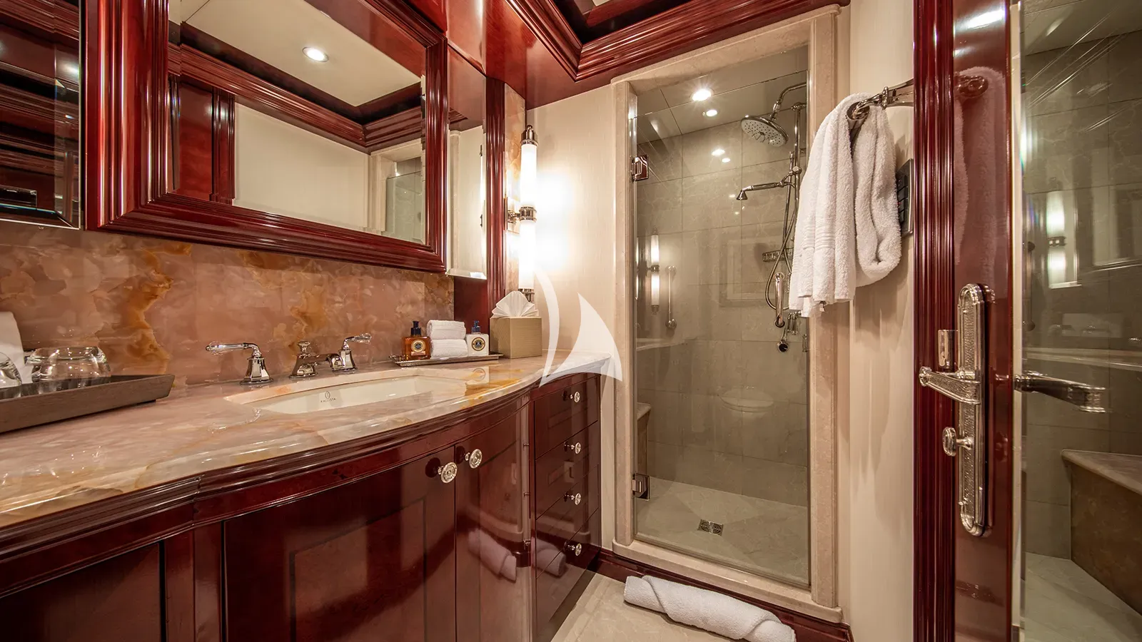 DIRT POOR Trinity 161 - twin cabin bathroom