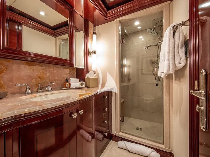 DIRT POOR Trinity 161 - twin cabin bathroom DIRT POOR Trinity 161 - twin cabin bathroom