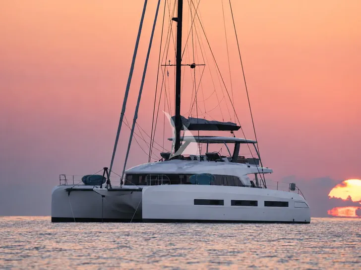 LA DESIRADE Lagoon Seventy 7 - profile against the sunset LA DESIRADE Lagoon Seventy 7 - profile against the sunset
