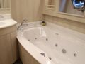 LADY AMANDA Guy Couach 30m - ensuite bathroom LADY AMANDA Guy Couach 30m - ensuite bathroom